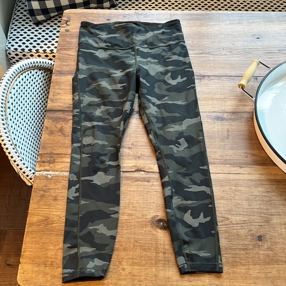 ATHLETA Ultimate 7/8 Tight Camo size Small - Picture 4 of 7